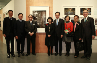 嘉賓參觀由著名攝影師謝至德策展的大醫照象相片。透過謝至德的鏡頭,該些相片呈現出29位醫學院教授、舊生及現屆學生日常生活中所面對的挑戰和千鈞一髮的生命時刻。